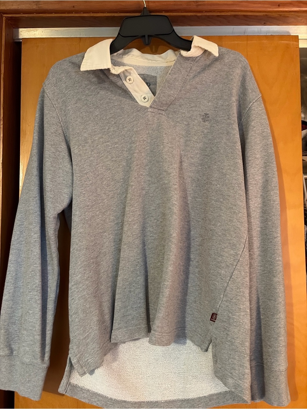 Izod Men's Light Gray V-Neck Sweater with White Contrast Collar